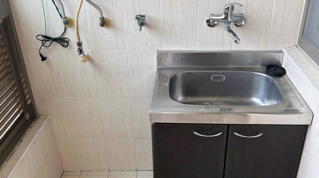 台中居家清潔︱陽台玻璃、地坪牆面刷洗案例︱潔管家清潔