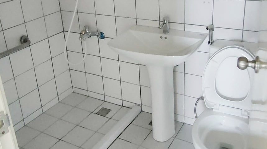 台中居家清潔｜衛浴深層清潔、玻璃除垢與磁磚刷洗案例｜潔管家清潔